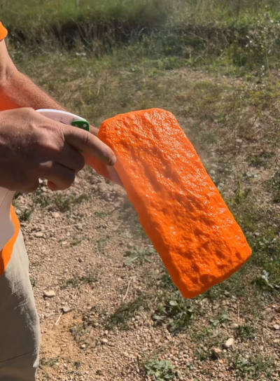 nanoszenie rozdzielacza na formę do betonu odciskania wzoru kamienia
